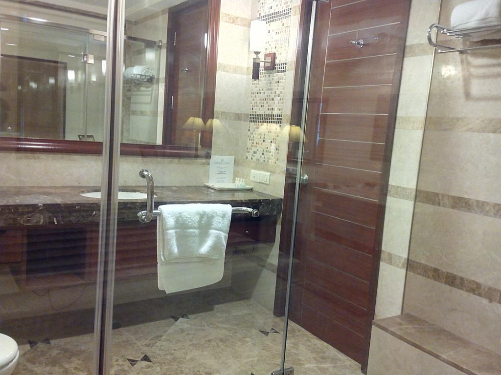 The Ocean Pearl Retreat Hotel New Delhi Room photo